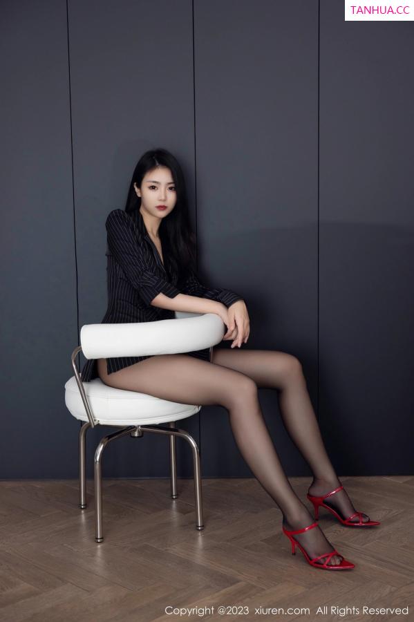 可乐Vicky  [XiuRen]高清写真图 2023.05.05 No.6677 可乐Vicky 黑丝美腿第29张图片